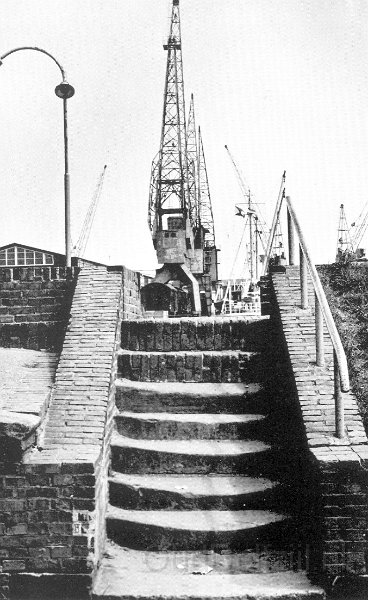 Nieuweweg trapje bij van Buren sluisje.jpg